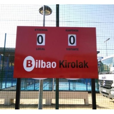 MARCADOR MANUAL DE CHAPA METALICA CON SOPORTE AL SUELO. Medidas: 2000x1300mm.