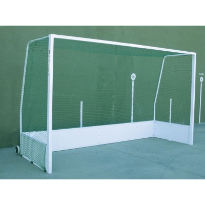 JUEGO PORTERÍAS HOCKEY HIERBA metálicas, con madera en la parte inferior.