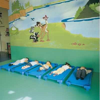 CAMA GUARDERÍA. Tejido plastificado transpirable. Apilable.